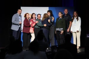 Les représentantes et représentants du regroupement 5FC reçoivent le prix Élogia pour le projet La force du collectif : Faire alliance en RAC interordres. De gauche à droite : Sébastien Renaud (directeur de la formation continue au Cégep de Chicoutimi), Stéphanie Gervais (conseillère en RAC à l’UQAC), Mélanie Bisson (conseillère pédagogique en RAC au Cégep de Jonquière), Mireille Lalancette (conseillère en RAC au Cégep de Saint-Félicien), Suzie Girard (agente de liaison à l’UQAC), Laurie Larouche (coordonnatrice du chantier sur le retour aux études au Pôle), Michèle Deshaies (conseillère RAC au Cégep de Chicoutimi), Simon Collin (conseiller pédagogique en RAC au Collège d'Alma) et Carol-Ann Murray (coordonnatrice de la formation continue au Cégep de Jonquière)