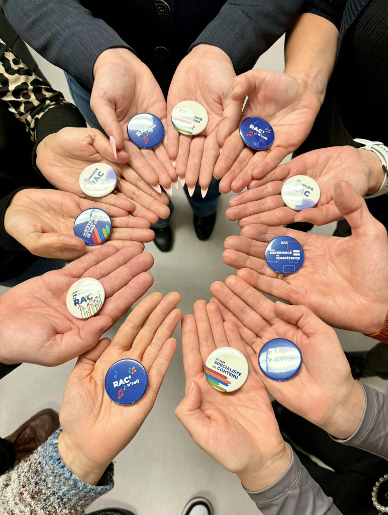 Macarons ludiques et promotionnels de la RAC dans le cadre des Journées régionales de la RAC.