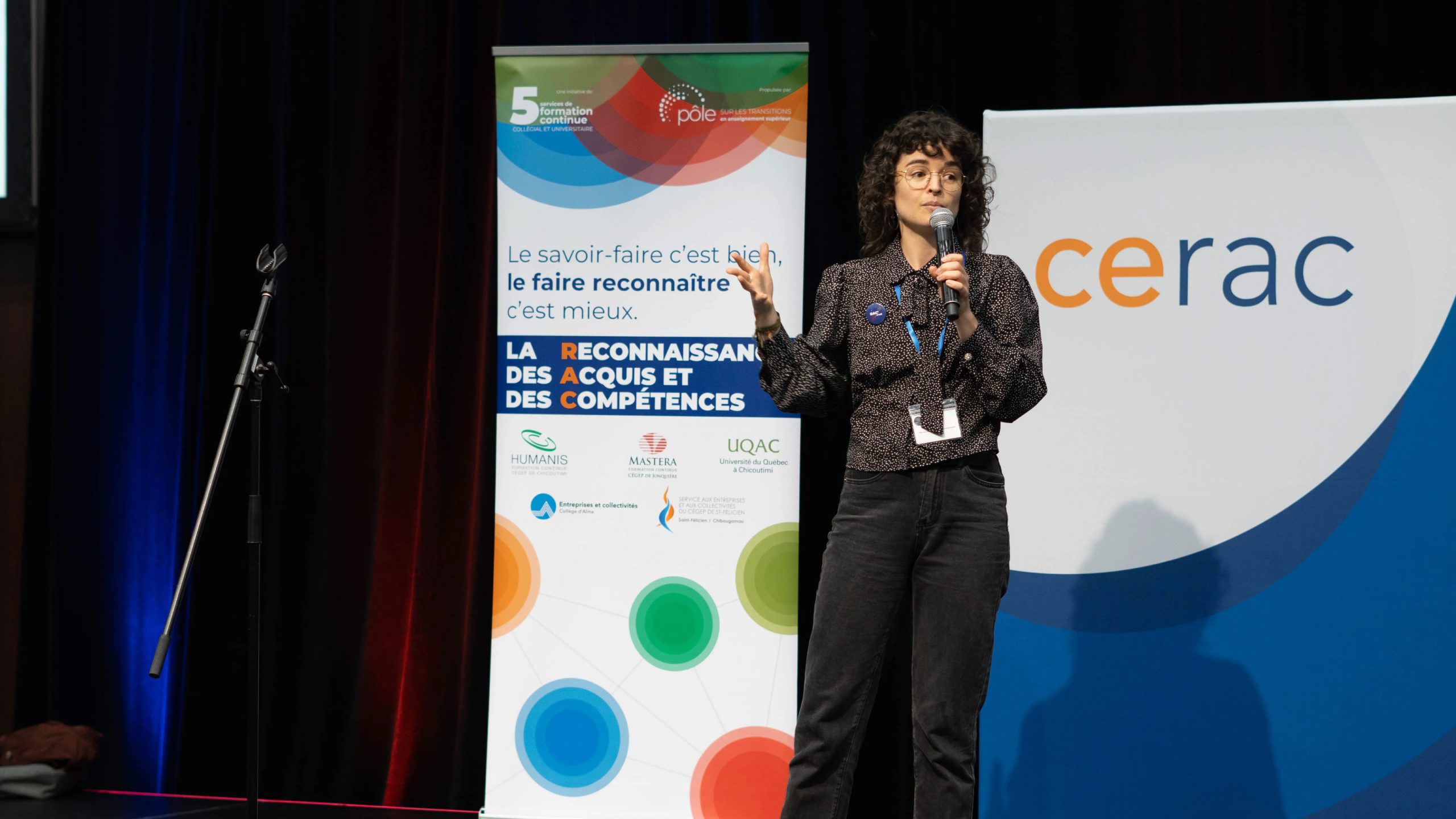 Laurie Larouche, coordonnatrice du chantier sur le retour aux études, lors de la présentation des travaux réalisés au colloque des CÉRAC à Lévis